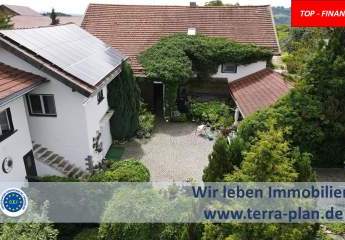 IDYLLISCH UND ROMANTISCHE 3-SEIT HOFSTELLE 
MIT FERIENWOHNUNG, TIERHALTUNG GEEIGNET & PVA