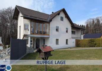 REPRÄSENTATIVES 3-FAMILIENHAUS 
MIT FERIENWOHNUNG UND ANGRENZENDER WIESE