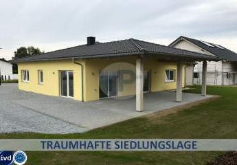 WALMDACHBUNGALOW MIT GARAGE UND CARPORT IN TRAUMHAFTER SIEDLUNGSRANDLAGE