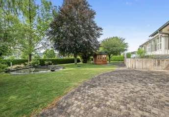 PROVISIONSFREI -  Einfamilienhaus mit herrlichem Garten, Wintergarten und 2 Garagen