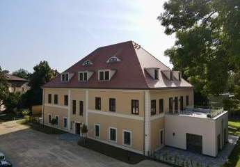 Exklusives Wohnen im Baudenkmal – Großzügige Erdgeschosswohnung mit zwei Terrassen!