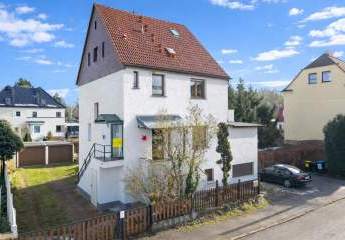 Seltene Gelegenheit in Dölau – Eigentumswohnung im Zweifamilienhaus mit eigenem Garten, Pool und Garagen