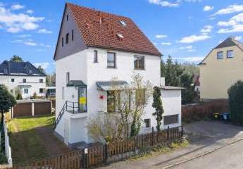 Seltene Gelegenheit in Dölau – Eigentumswohnung im Zweifamilienhaus mit eigenem Garten, Pool und Garagen