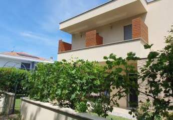 Verkauf, Porec, ein neueres möbliertes Haus in ruhiger Lage mit 4 Schlafzimmern und 4 Bädern, KP-120