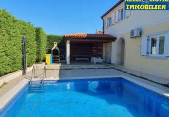 Verkauf, Vabriga, Haus am Ende der Reihe, mit einem kleinen Pool im Hof