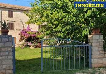 Verkauf eines istrischen Steinhauses in Reihe, 105 m², auf einem Grundstück von 519 m², in der Nähe von Porec (7 km)