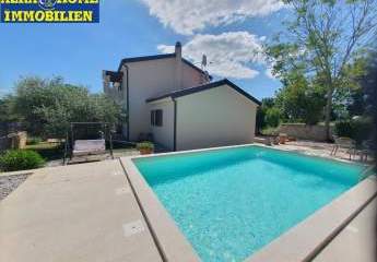 In der Umgebung von Visnjan (5 km), 9 km von Porec und dem Meer entfernt – komfortables Haus mit 203 m² Wohnfläche, in ruhiger Lage, mit 24 m² großem Pool und Gartenhaus, KOP-592