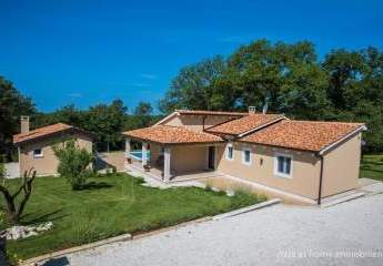 TINJAN (4 km), freistehendes Haus mit Pool und Sommerküche, am Waldrand, KOP-748