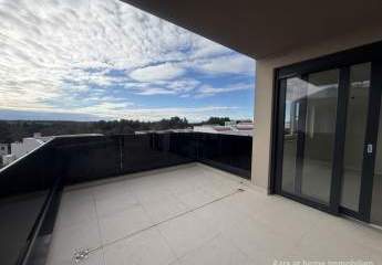 Neue Wohnung mit Dachterrasse, 800 m vom Meer entfernt