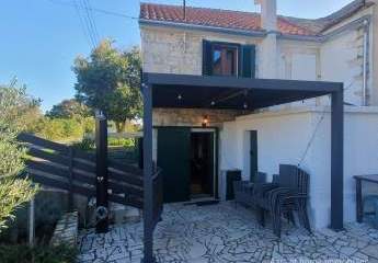 Zum Verkauf steht ein renoviertes, möbliertes istrisches Steinhaus mit 37 m² in Sveti Petar u Sumi