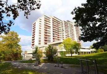 2 Zimmer mit Weitblick + + saniert + + Tiefgaragenstellpl. + + Aufzug + +