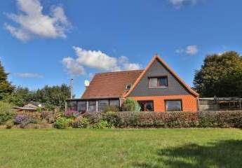 Sieverstedt: Zweifamilienhaus mit PV-Anlage, Wintergarten und großem Grundstück in ruhiger Lage