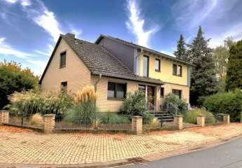 Saniertes Ein- Zweifamilienhaus mit Wärmepumpe und PV-Anlage in ruhiger Lage !