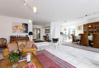 Stilvolles und repräsentatives Wohnen in Rissen: Modernes EFH mit Kamin, Wintergarten, Doppelcarport und Garten