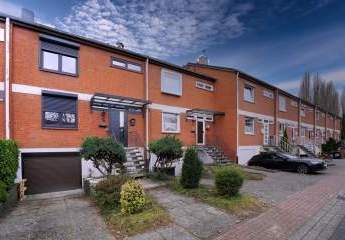 Gemütliches Reihenmittelhaus in Garbsen mit Terrasse, Balkon und Garage wartet auf Verschönerung