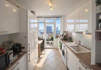 Weitblick inklusive: Moderne 2-Zimmer-Wohnung mit Balkon in luftiger Höhe