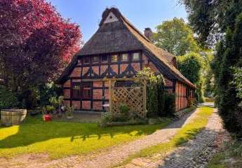 Wohnen im Denkmal: Reet-Fachwerkscheune (1866), Gästehaus & große Scheune