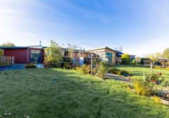 Naturnah wohnen: Bungalow mit Kamin, 2 Bäder & Wintergarten