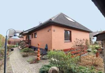 TOP ! Sehr gepflegter Bungalow mit ausgebautem DG, Keller, Carport u. schönem Garten in ruhiger Lage !