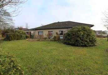 Charmanter, individueller Walmdach Bungalow mit Vollkeller, ruhigem, idyllischem Grundstück & Garage