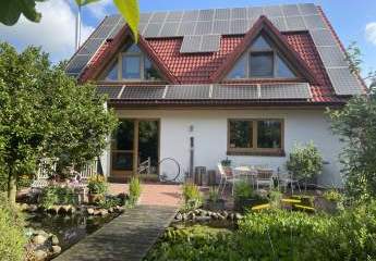 Exquisites Einfamilienhaus in neuwertigem Zustand mit PV-Anlage,Carport und idyllischer Gartenanlage