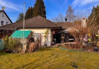 Wohnen auf einer Ebene - Bungalow mit 3 Zimmern, Carport sowie Garage und großen Garten in Garlstedt