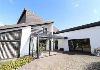 TOP! Sehr gepflegtes Architektenhaus mit Keller u. Anbau , besonders und individuell mit großem Garten !