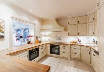 Altbaucharme trifft Stil – Saniertes Wohnglück mit Nebengebäude