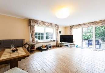 Wohnen auf einer Ebene – charmanter Bungalow mit Garten und 2x Garagen in Ostrohe