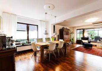 Modernisiertes Familienparadies: Sehr gepflegtes ERH mit Kamin, Sauna & Garage