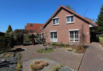 Exquisites Einfamilienhaus mit besonderer, idyllischer  Gartenanlage + Teich, Saunahaus und Carport