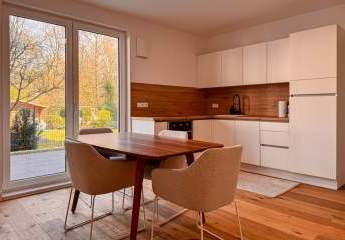 Wohnen wie im Haus: Ebenerdig 3 Zimmer mit Garten u. Tiefgarage am Bürgerpark im Neubau von 2023