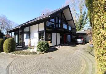 Exklusives, idyllisches Architektenhaus in besonderer Bauweise, Traumgarten und 80 qm Garagenanlage