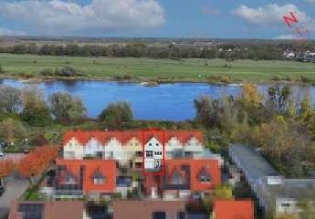 Wohnen am Wasser: Stilvolles Reihenhaus mit Elbblick, großer Terrasse und Familienkomfort