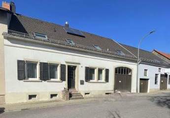 Zweifamilienhaus mit Halle, Werkstatt und Garagen