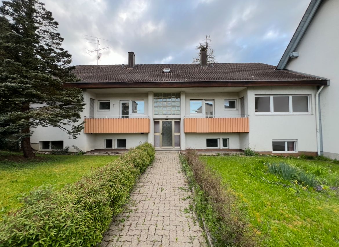 Zweifamilienhaus m. Baureserve, Doppelgarage und gr. Grundstück, provisionsfrei