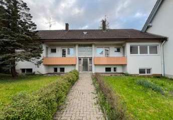 Zweifamilienhaus m. Baureserve, Doppelgarage und gr. Grundstück, provisionsfrei