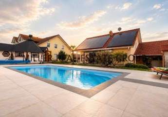 Exklusives Einfamilienhaus mit Pool, Sauna, Grillkota, PV-Anlage & großer Südwest-Terrasse in Altmannstein-Pondorf!