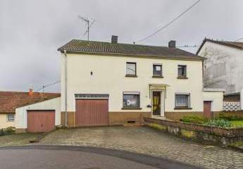 Freistehendes Einfamilienhaus ca. 131m² mit 7 Zimmer, Garten und 2 Garagen. Viel Raum für Ihre Ideen