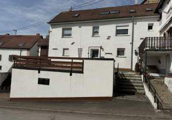 Mandelbachtal: Ein- bis Zweifamilienhaus mit Garage, einseitig angebaut, in sehr guter Lage