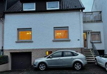 Schwalbach, TOP-Lage: Ansprechendes Reihenhaus mit Garten und Garage, auf 384 m² Süd-West-Grundstück