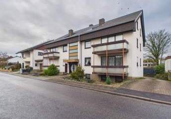 Saarlouis, in beliebter Wohnlage: Solide ETW im Erdgeschoss, 2 Zi., Kü., Bad, Balkon, Keller, Garage