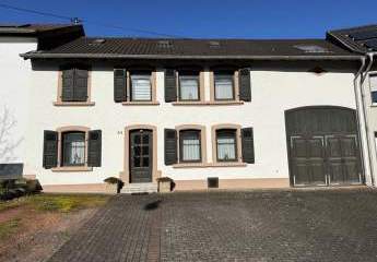 Saarlouis-Neuforweiler: Attraktives, ehemaliges Bauernhaus mit Garage, Stellplätzen und Garten