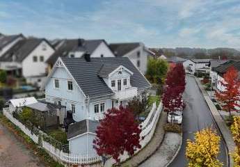 Holzhaus (A+) von 2017 mit 5 Zi. (161m² Wfl.) & Komfort: Fussbodenh., Lüftung, Wärmepumpe & Wallbox