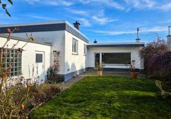 Sonniger L-Bungalow, 4-Zi., Splitlevel, Bad & Dach saniert, gr. Keller & XXL-Garage, Südgarten