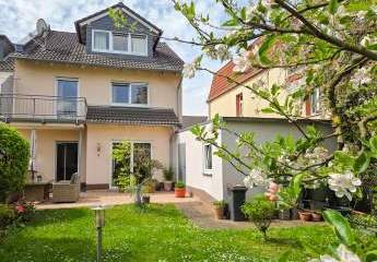 Köln-Holweide: Gepflegte DHH mit 167 m², Balkon & Garten. Fussbodenheizung, Küche inklusive, Garage