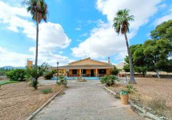 Entdecken Sie diese charmante Villa in bester Lage in Asp...
