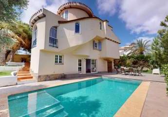 Diese geräumige und bezugsfertige Villa in Orihuela Costa...