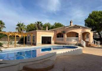 Diese helle und gepflegte Villa mit 3 Schlafzimmern biete...