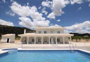 Discover your dream in the heart of Pinoso, Alicante, whe...